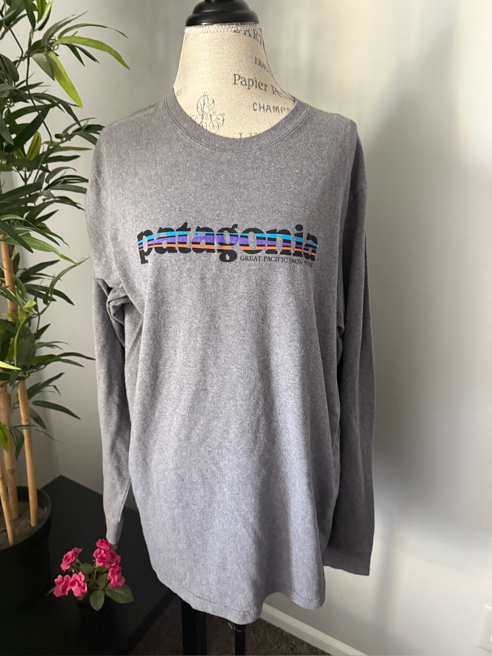 Patagonia Shirt size xl men long sleeve gray logo crew neck